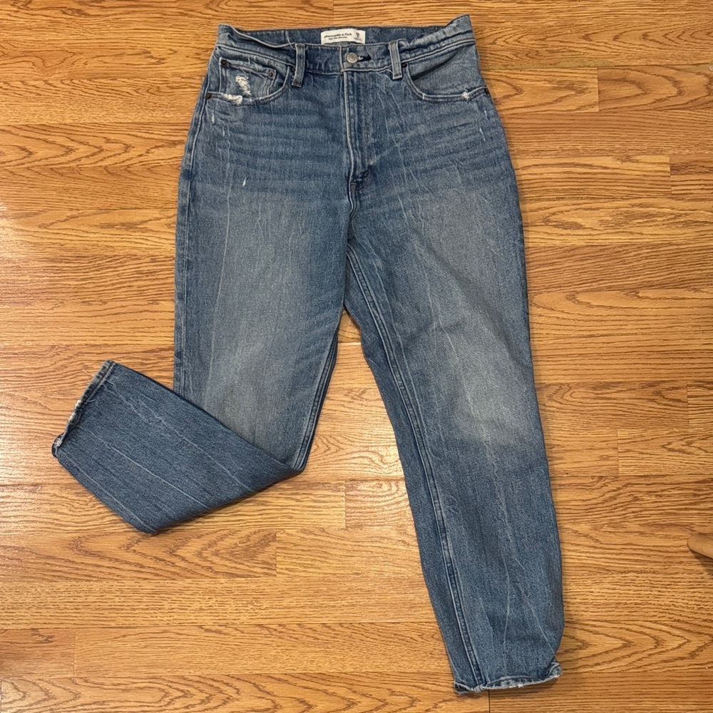 Abercrombie &Fitch High Rise Mom Jean Size 28 / 6 Regular